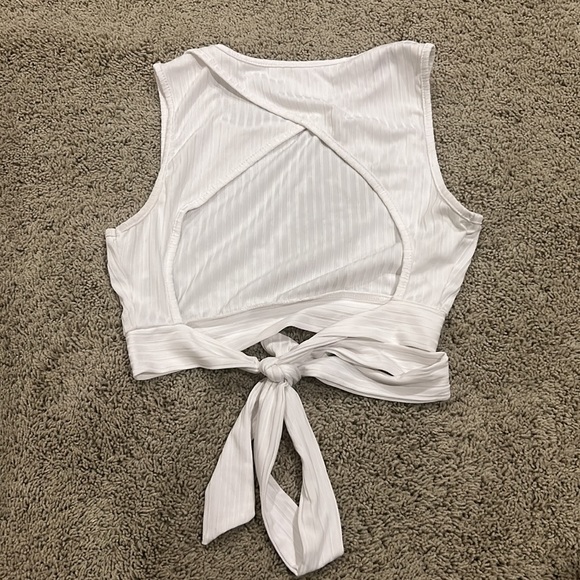 Brand new Shein top with open back and tie. Size S colour white - Picture 2 of 3